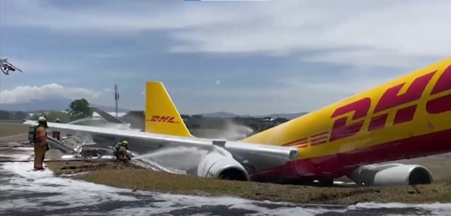 Kosta Rika'da acil iniş yapan kargo uçağı ikiye bölündü